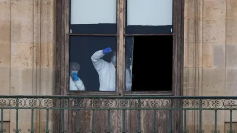 Major Heist at the Louvre: Thieves Strike in Broad Daylight