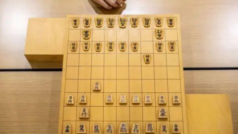 Shogi Player Challenges Pregnancy Policies of Japanese Chess Association