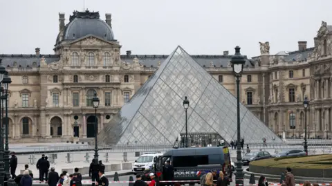 Five Additional Suspects Detained in Louvre Jewellery Heist