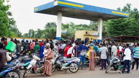 Fuel Blockade Causes Crisis in Mali's Capital Amid Jihadist Attacks