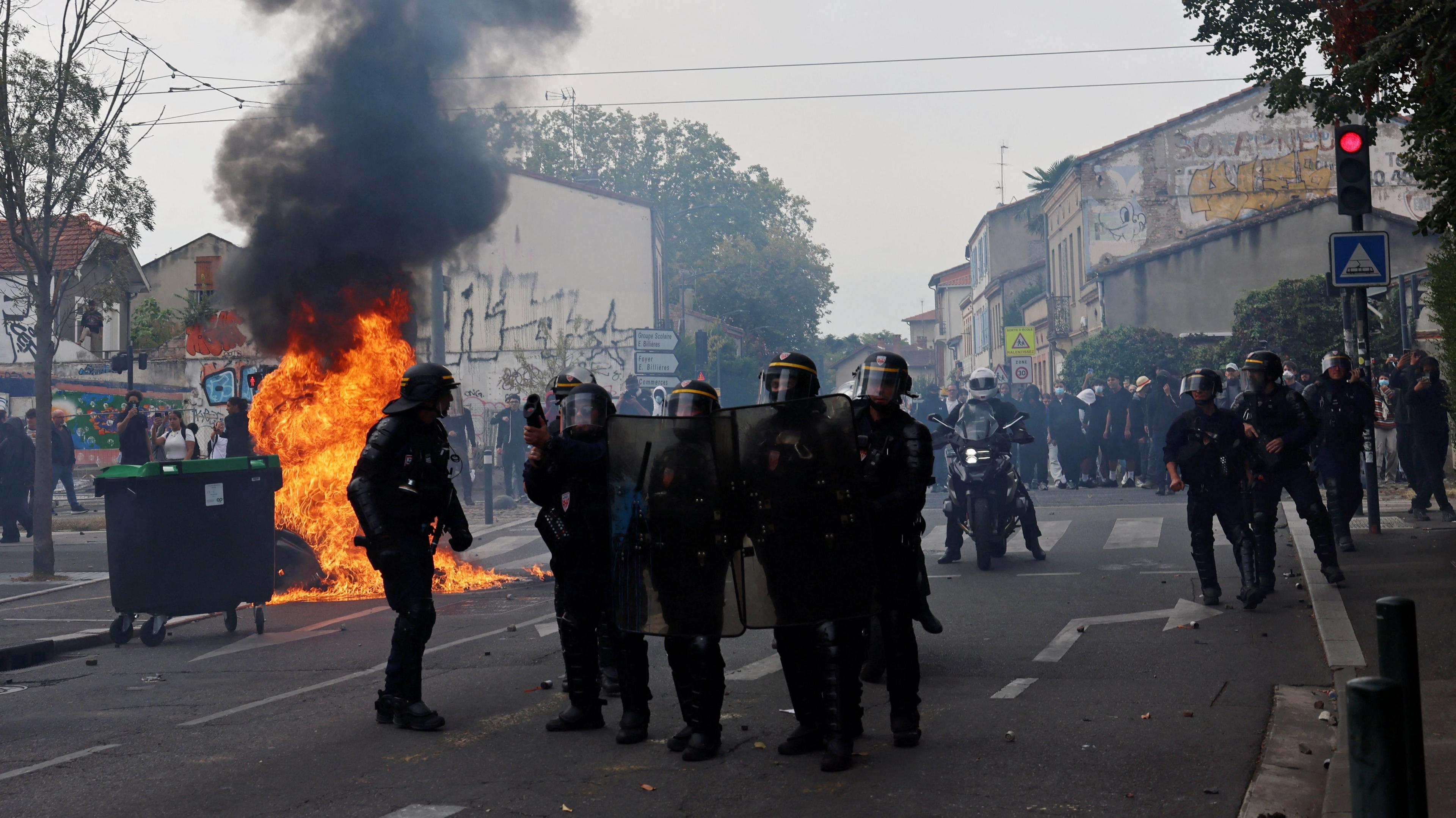 France Shuts Nearly 500 Schools as Student Protests Intensify