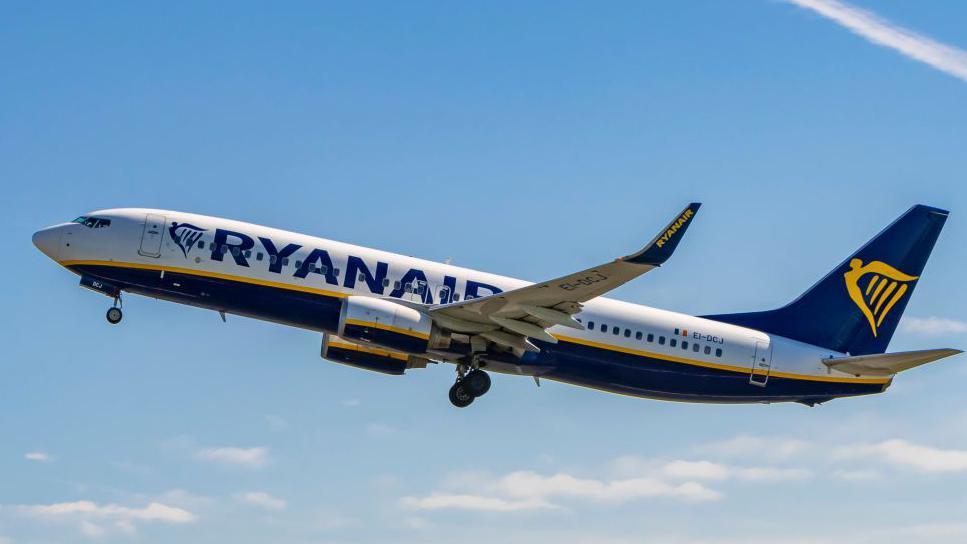 Emergency on Ryanair: Husband Nearly Sucked Out of Plane Window