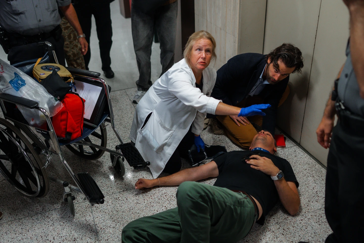 Federal Agents Clash with Journalists at NYC Immigration Court