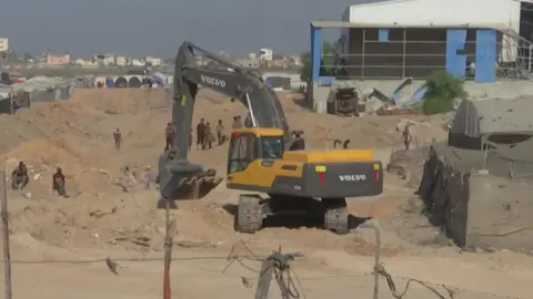 Unprecedented Collaboration: Hamas Member Aids Search for Hostages in Gaza