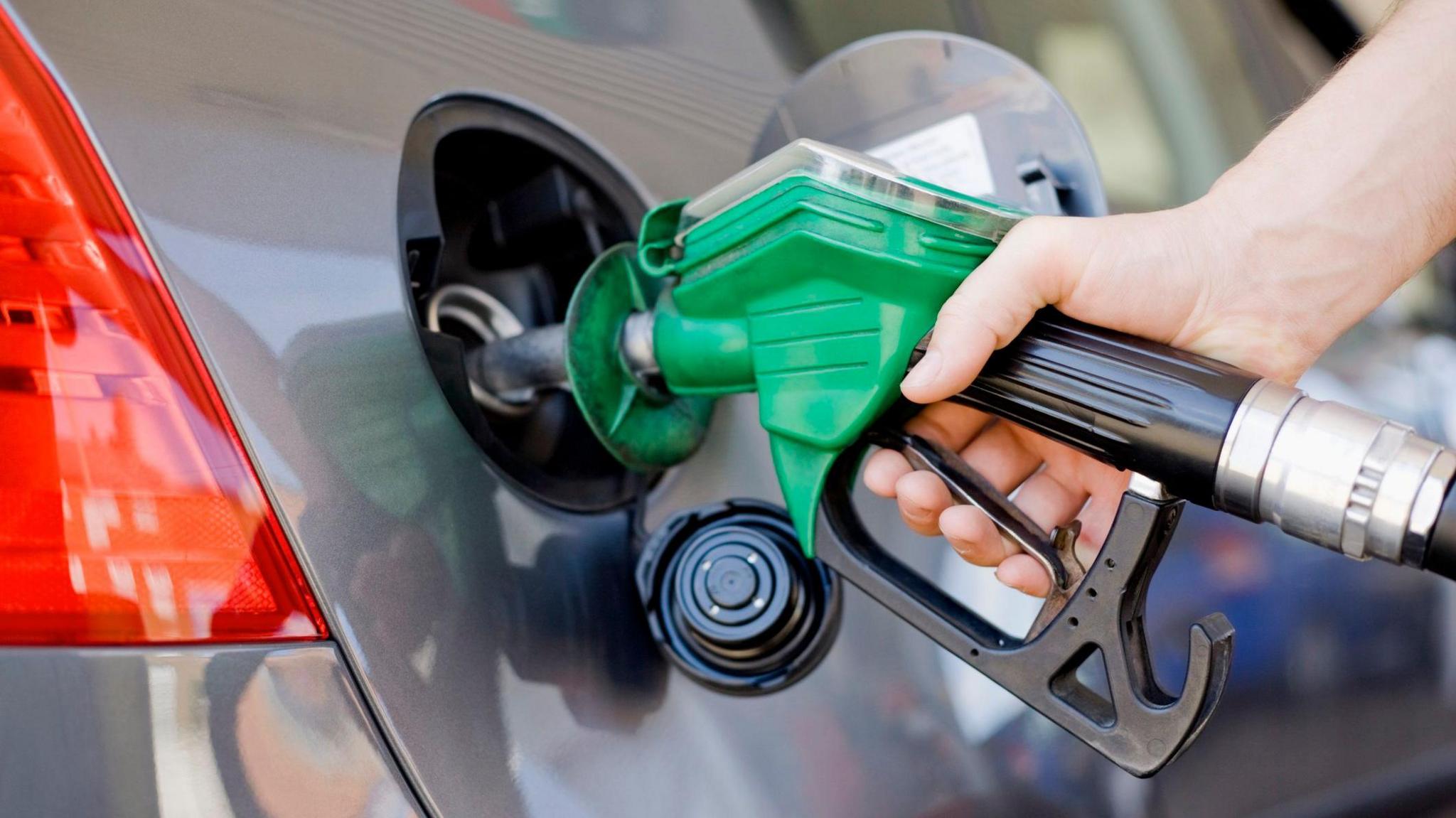 Oil Prices Plunge as US and Iran Pause Attacks