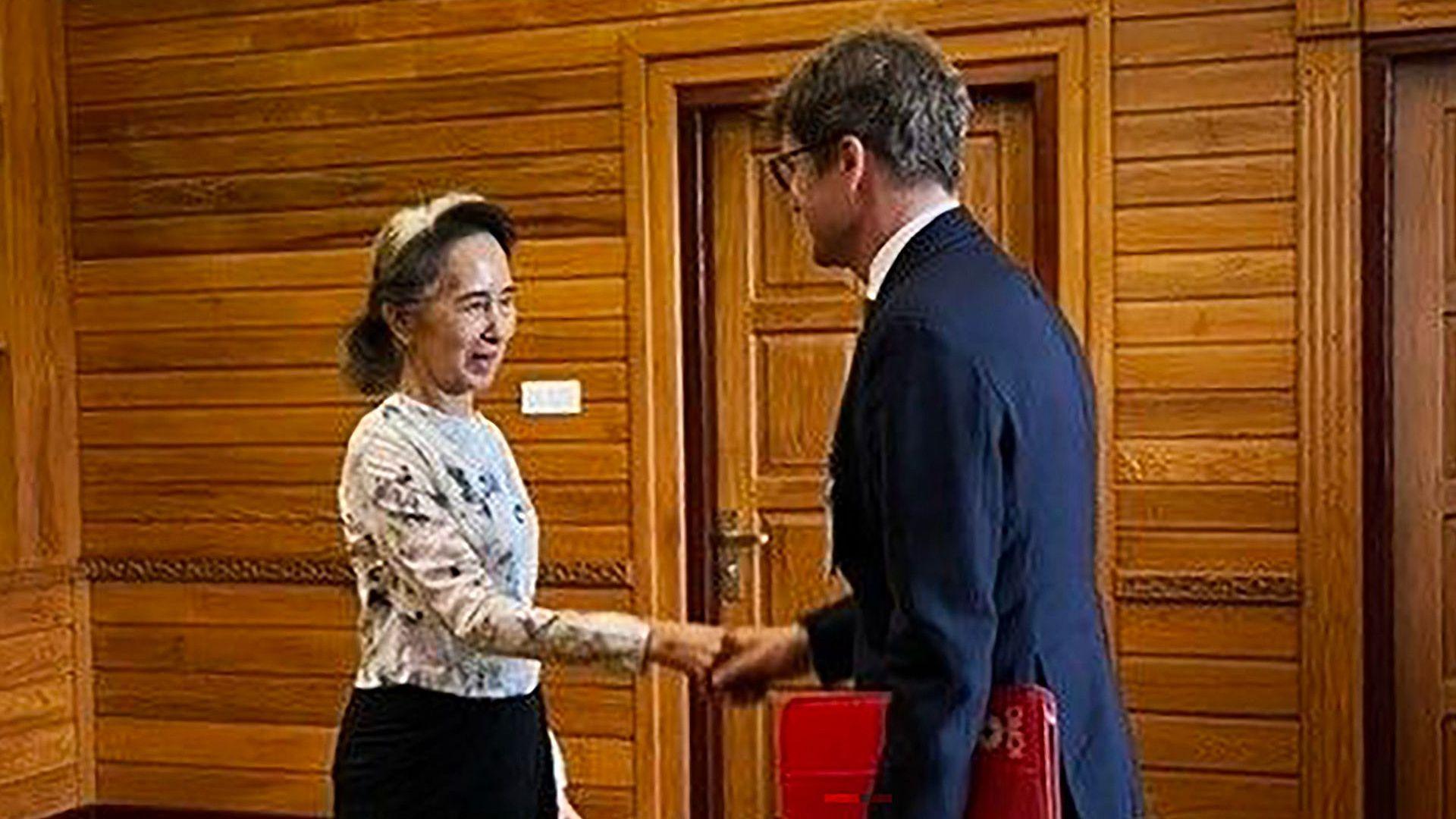 Suu Kyi's First Touch After 2½ Years: One Timeline’s Snapshot