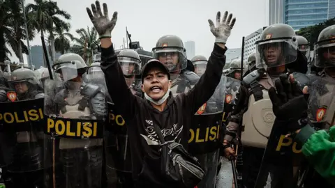 Indonesian Lawmakers Face Backlash Over Increased Allowances After Protests