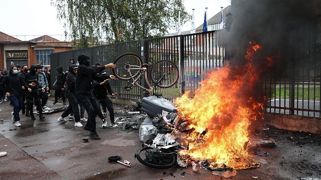 More Than 400 Detained as French Student Protests Escalate