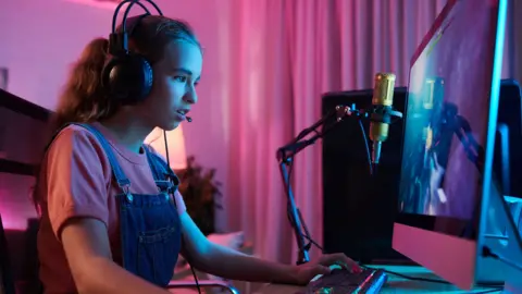 Critics Question Exclusion of Online Gaming from Australia’s Social Media Ban