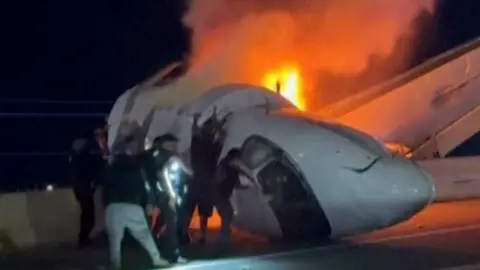 Bystanders Rush to Texas Motorway to Rescue Private Jet Passengers After Fire