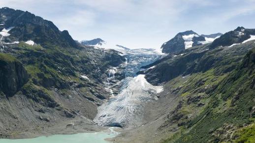Glacier’s Secret Revealed: Two Missing Hikers’ Remains Surface 34 Years Later