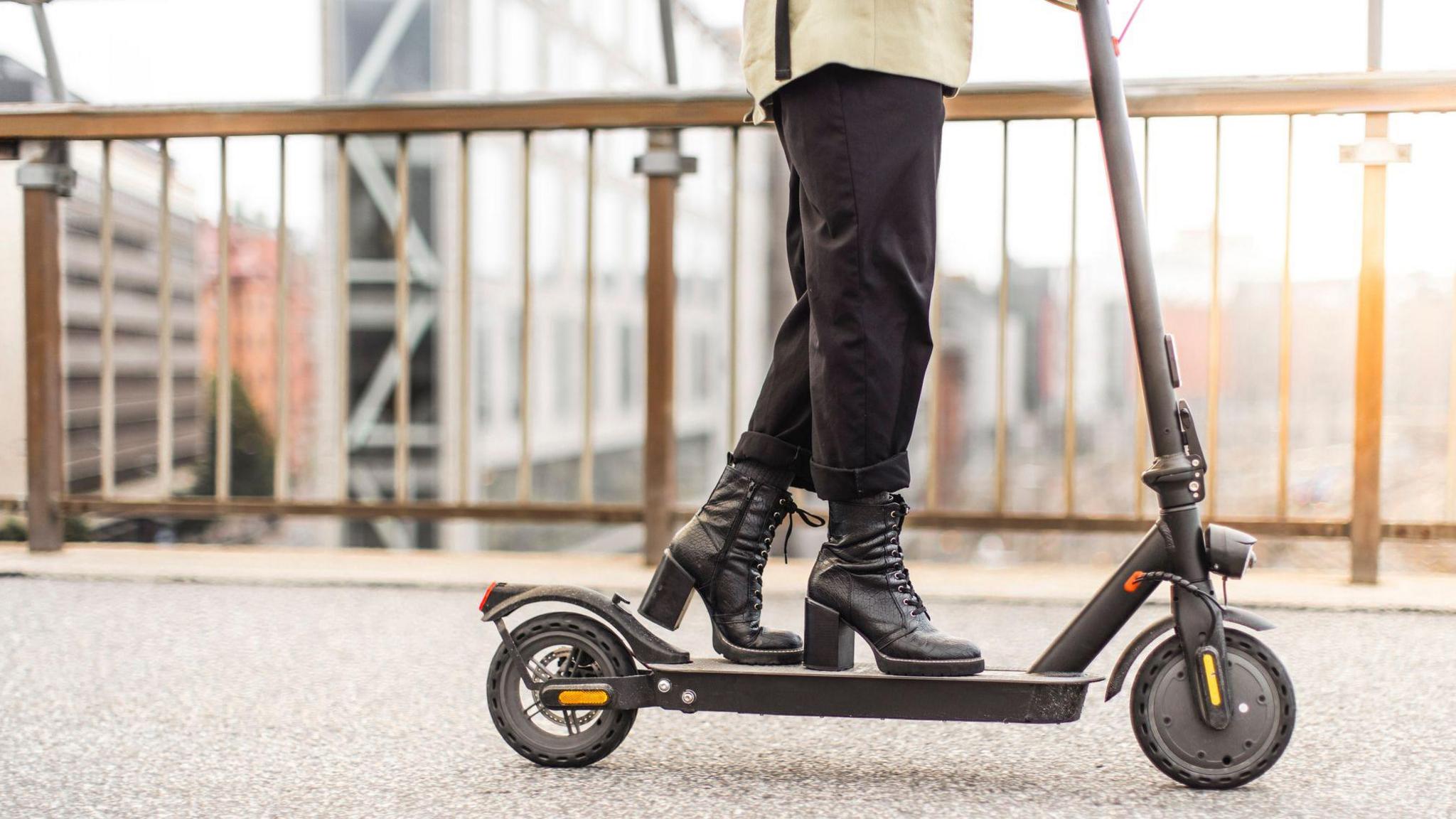 Paris Tightens E‑Scooter Rules: Helmets, Vests, and Fines