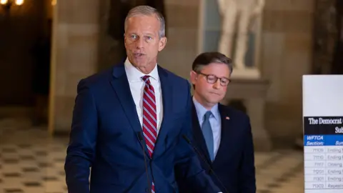 Senate Stalemate Extends US Government Shutdown Into Second Week