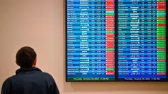 US Airport Delays Surge Amid Air Traffic Controller Absences