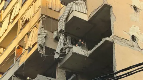 Israel Resumes Air Strikes in Beirut, Targeting Senior Hezbollah Leader