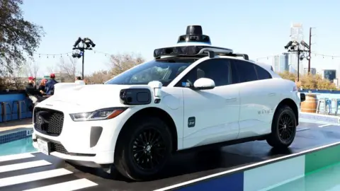 Waymo Halts Five Cities' Robotaxis: Flooding Flaw Sparks Multidimensional Safety Debate