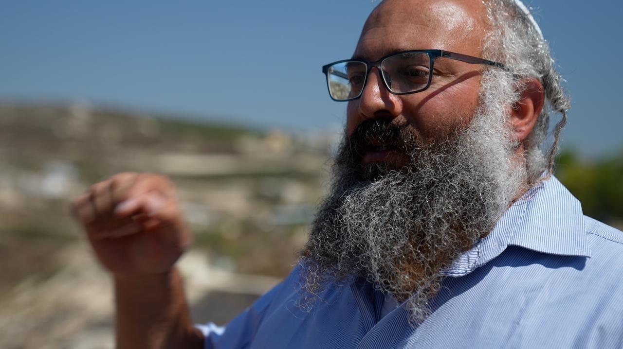 Settlers Besiege Palestinian Homes in Qusra Amid Escalating Tensions