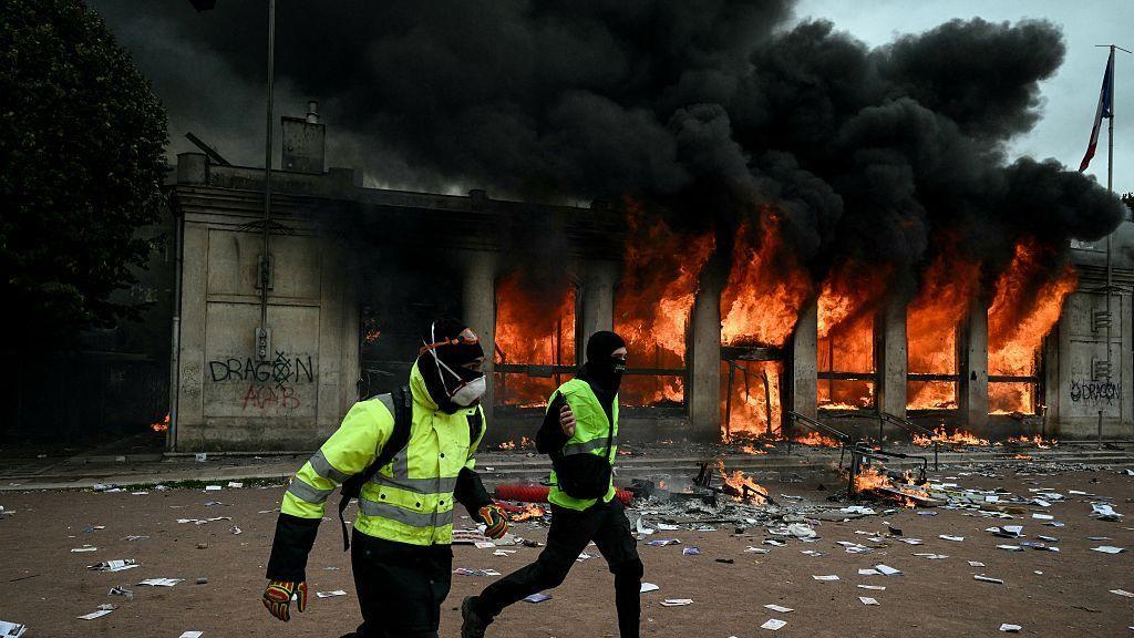 Protesters torch Lyon tourism office
