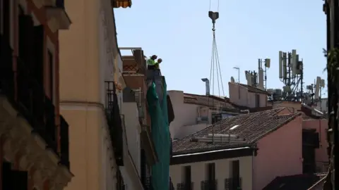 Tragedy Strikes Madrid: Four Lives Lost in Building Collapse