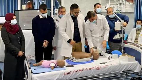 First Group of Gazan Students Evacuated to Study in the UK