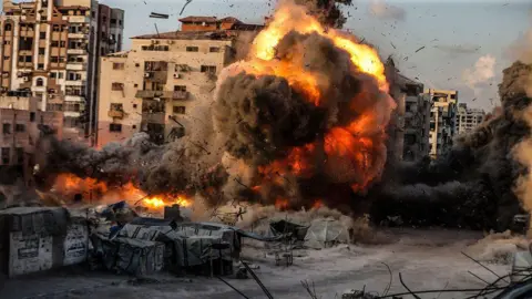 Escalation in Gaza: Israeli Forces Approach City Center Amidst Hamas Resistance
